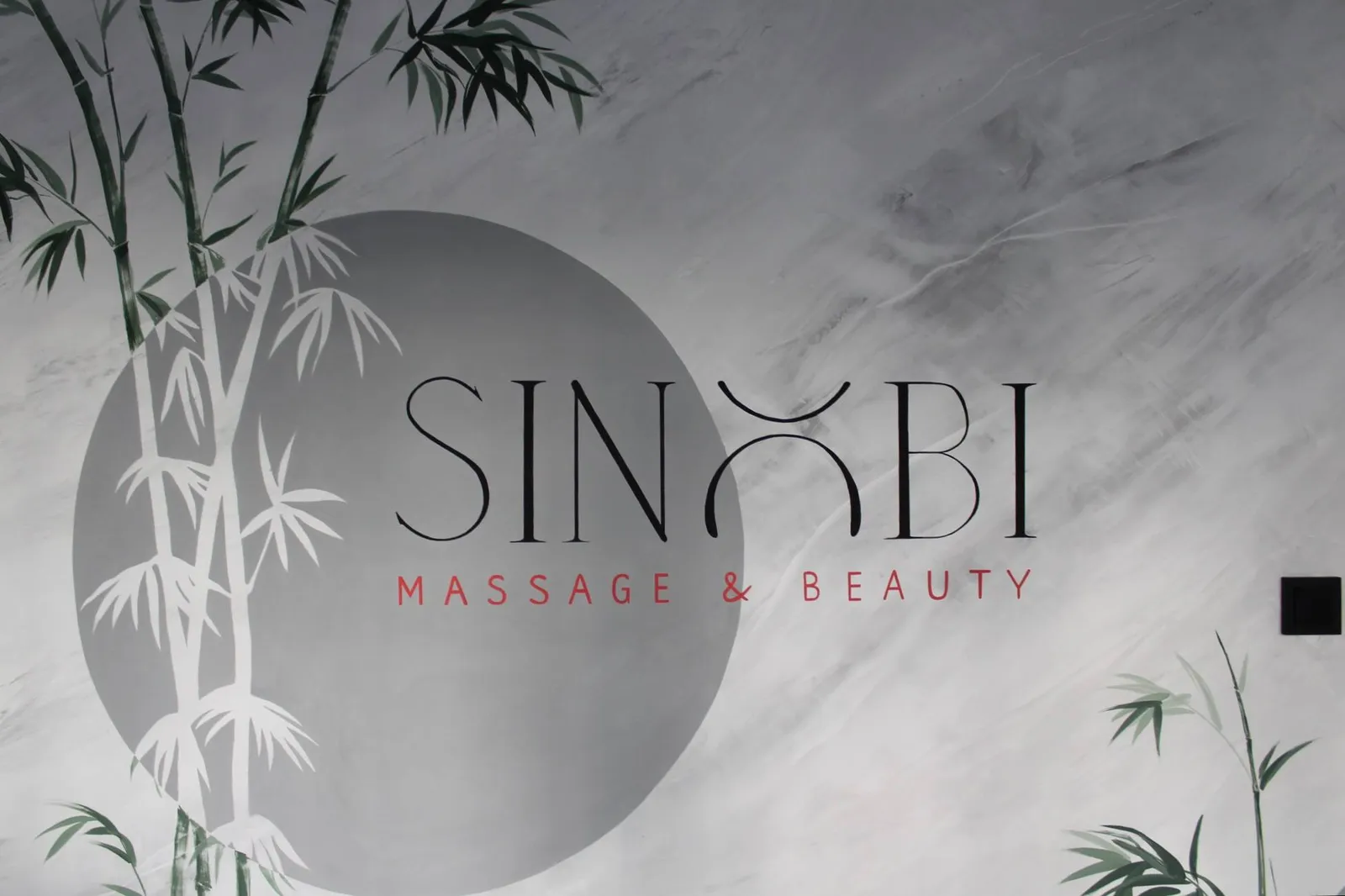 Стена с логотипом SINOBI Massage & Beauty